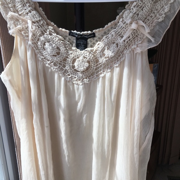 Sleeveless, knitted and flowy. - Picture 2 of 5